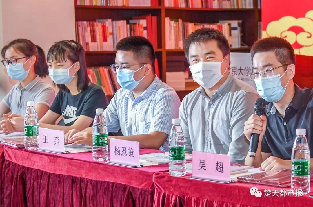 北大首批錄取通知書送往武漢，送信人的身份很特別 | 特別關(guān)注